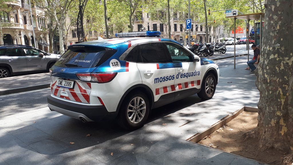 Coche de los Mossos aparcado en Barcelona