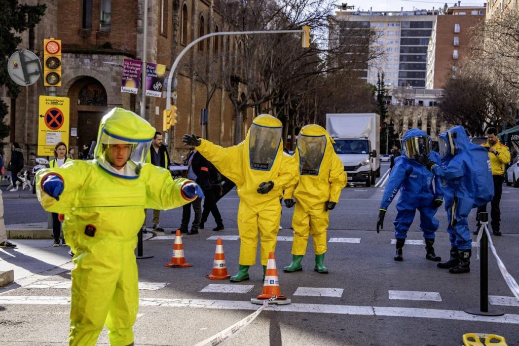 Imagen de la policía con trajes de protección química